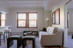 Luxury Designer Apartment 803| Gold Coast/Old Town - Image 2