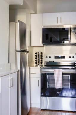Luxury Designer Apartment 803| Gold Coast/Old Town - Image 5