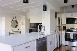 Luxury Designer Apartment 803| Gold Coast/Old Town - Image 4