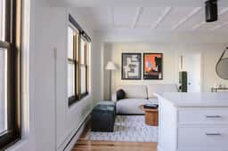 Luxury Designer Apartment 803| Gold Coast/Old Town - Image 3