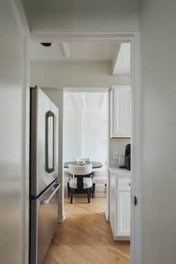 Luxury Designer Apartment 1202|Gold Coast/Old Town - Image 5