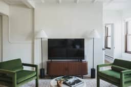 Luxury Designer Apartment 802| Gold Coast/Old Town - Image 3