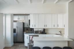 Luxury Designer Apartment 802| Gold Coast/Old Town - Image 4
