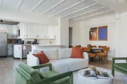 Luxury Designer Apartment 802| Gold Coast/Old Town - Image 2