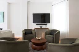 Luxury Two-Level Townhouse | Patio | Lincoln Park - Image 2
