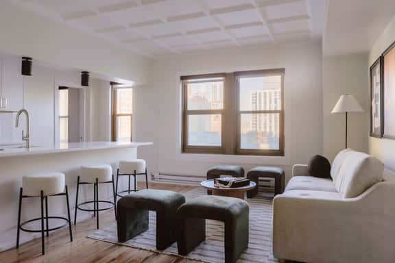 Luxury Designer Apartment 803| Gold Coast/Old Town - Image 1