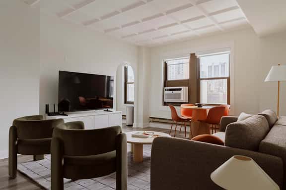 Luxury Designer Apartment 1003|Gold Coast/Old Town - Image 1