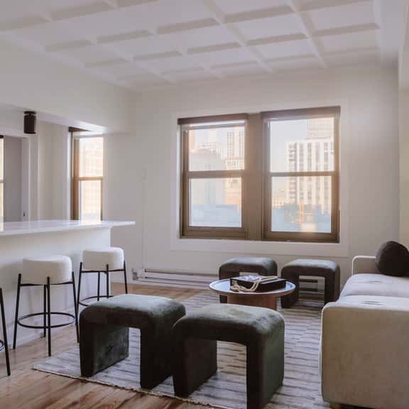 Luxury Designer Apartment 803| Gold Coast/Old Town - Image 1