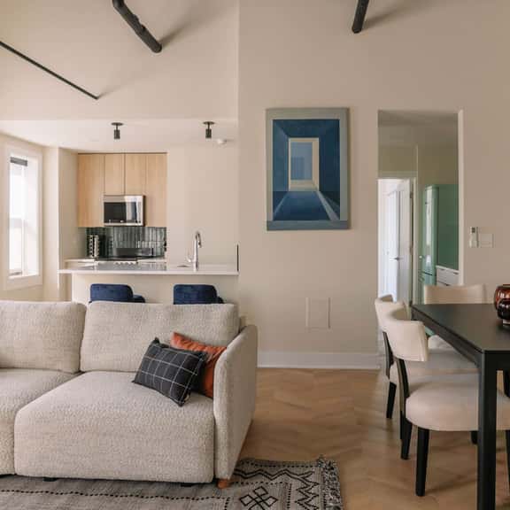 Luxury Designer Penthouse | Gold Coast/Old Town - Image 1