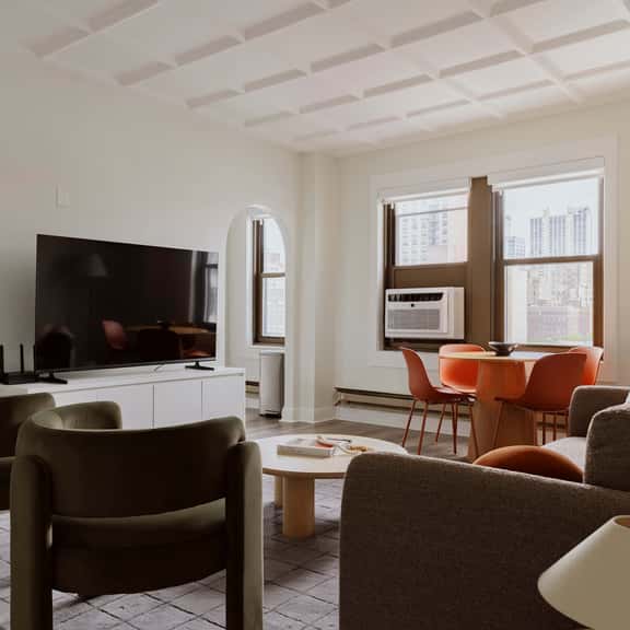 Luxury Designer Apartment 1003|Gold Coast/Old Town - Image 1