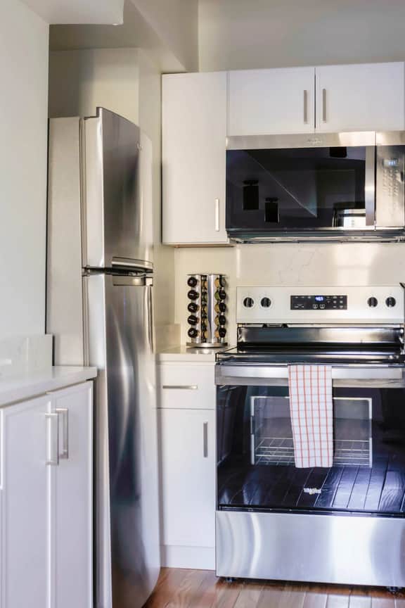 Luxury Designer Apartment 803| Gold Coast/Old Town - Image 5