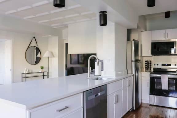 Luxury Designer Apartment 803| Gold Coast/Old Town - Image 4