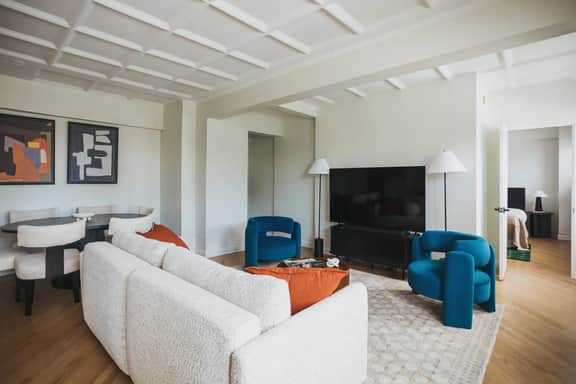 Luxury Designer Apartment 1202|Gold Coast/Old Town - Image 4