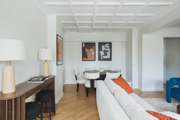 Luxury Designer Apartment 1202|Gold Coast/Old Town - Image 3