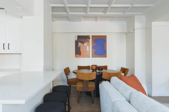 Luxury Designer Apartment 802| Gold Coast/Old Town - Image 5