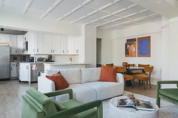 Luxury Designer Apartment 802| Gold Coast/Old Town - Image 2