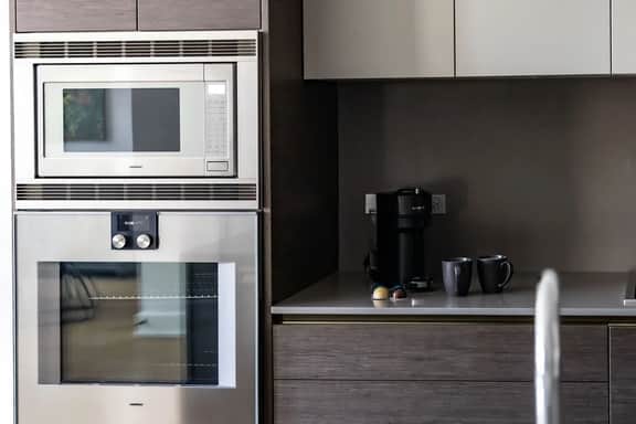 Luxury SOHO Styled Two-Level Townhouse - Old Town - Image 2