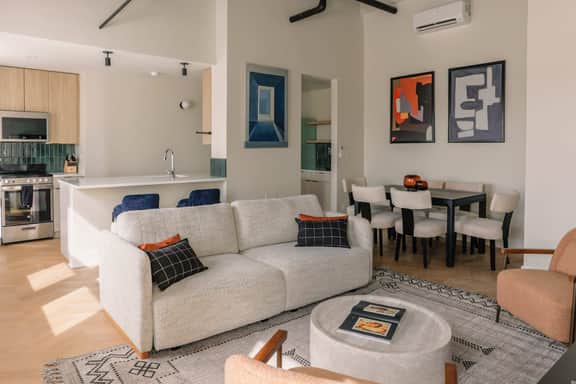 Luxury Designer Penthouse | Gold Coast/Old Town - Image 5