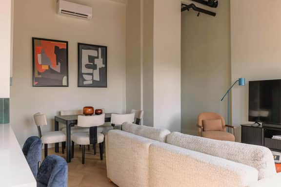 Luxury Designer Penthouse | Gold Coast/Old Town - Image 4