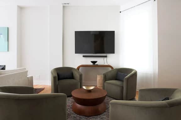 Luxury Two-Level Townhouse | Patio | Lincoln Park - Image 2