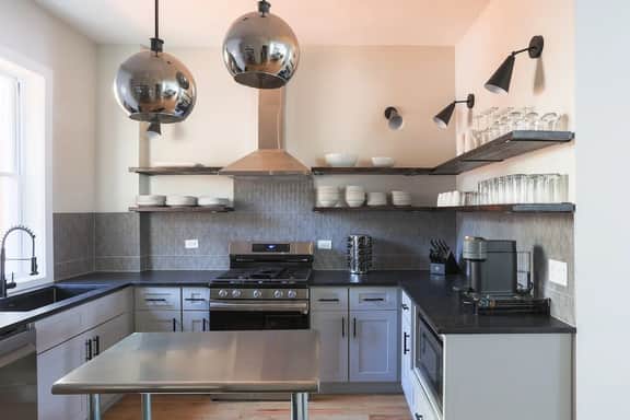 Luxury Two-Level Townhouse | Patio | Lincoln Park - Image 4