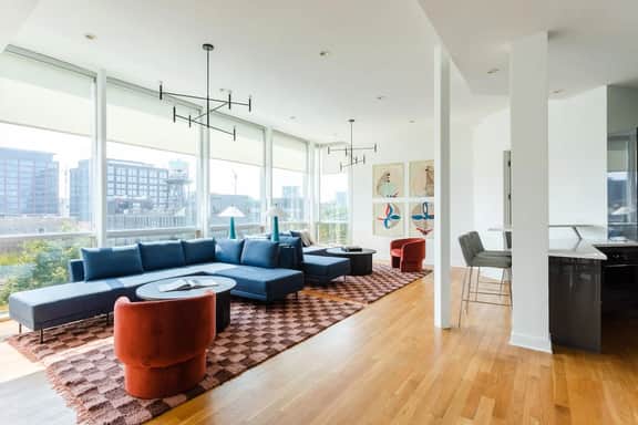 Luxury Fulton Market Penthouse Amazing City Views - Image 3