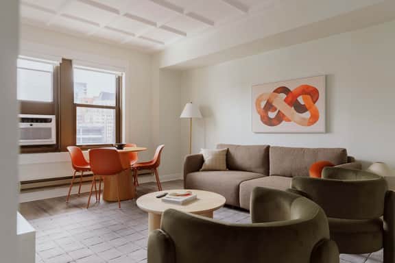 Luxury Designer Apartment 1003|Gold Coast/Old Town - Image 2