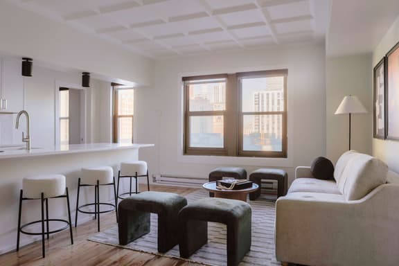 Luxury Designer Apartment 803| Gold Coast/Old Town - Image 1