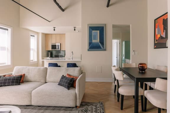 Luxury Designer Penthouse | Gold Coast/Old Town - Image 1